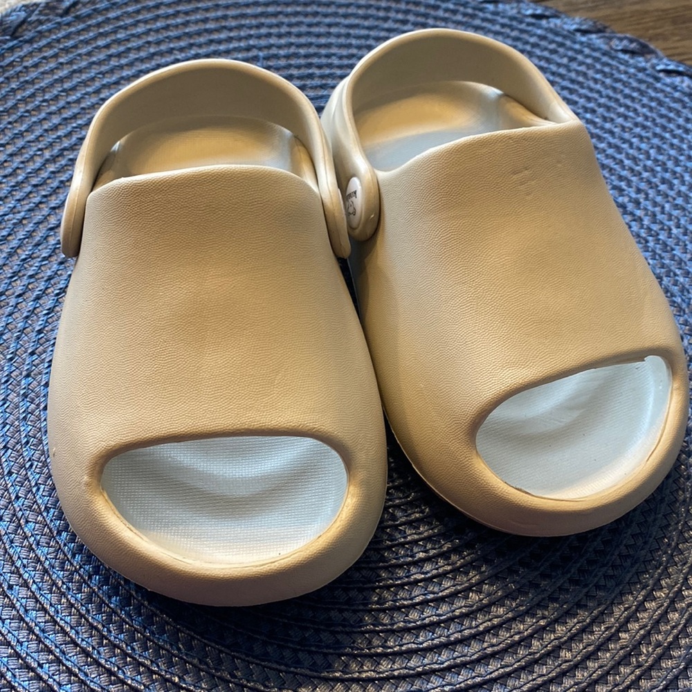 Cuteee little slippers for yourr baby 💕